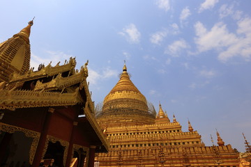 Fototapeta premium Shwezigon Pagoda, famous for its gold-leaf stupa in Bagan, ancient city of Myanmar 