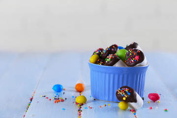 Tasty marshmallows with chocolate in bowl on table, close up