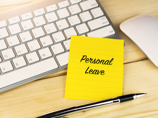 Personal leave on sticky note on work desk - 112035107