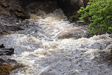 Aufgew&uuml;hlter Fluss auf der Isle of Skye