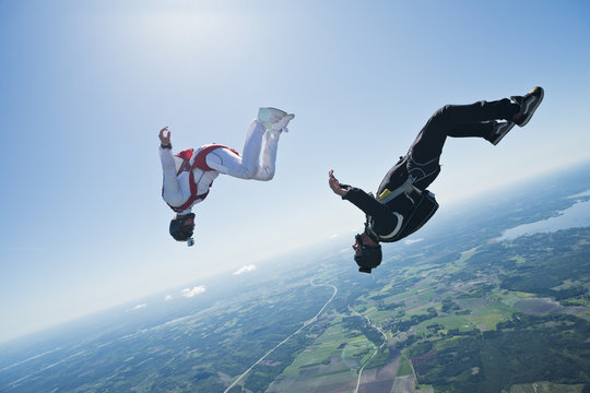 Skydivers in air
