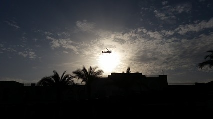 Helikopter w arabskim słońcu