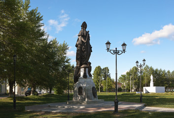 Fototapeta premium Памятник Екатерине II и Ленину. Ирбит. Россия.