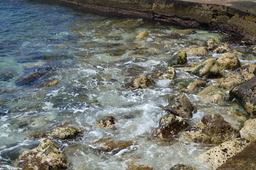 Steine im flachen Wasser