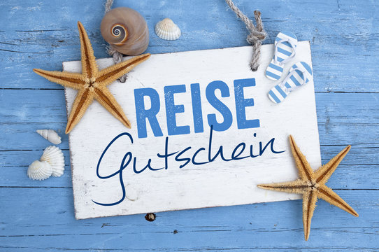 Maritime Dekoration mit Holzschild und Reisegutschein