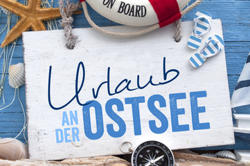 Urlaub an der Ostsee, Nordsee, Meer mit maritimer Dekoration auf blauen Holzhintergrund