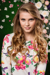 Obraz na płótnie Canvas Beautiful sensuality girl on a flower wall background