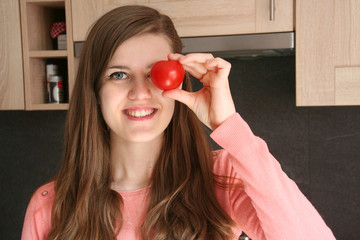 junge hübsche Frau mit Tomate