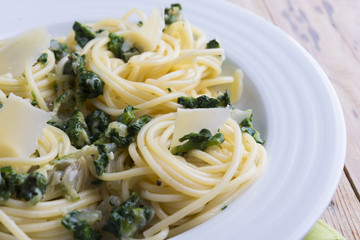 Spaghettis with spinach and Parmesan.
