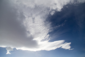 Obraz premium Beautiful clouds on a blue sky as background