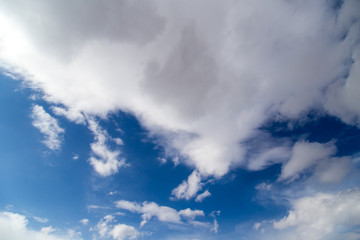 Obraz premium Beautiful clouds on a blue sky as background