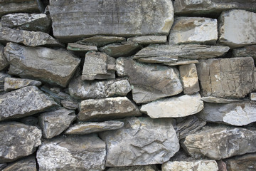 Mauer aus alten Feldsteinen