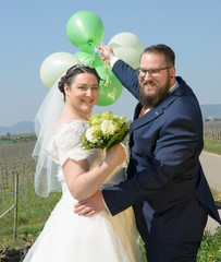 Fröhlicher Start in ein gemeinsames Leben: Hochzeitspaar mit Luftballons :)