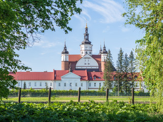 Klasztor w Supraślu w zielonej letniej scenerii