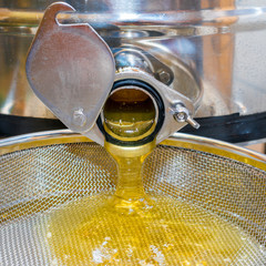 Frischer Honig flie&szlig;t aus der Honigschleuder