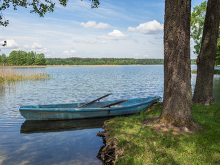 Jezioro Serwy - łódka przy brzegu - obrazy, fototapety, plakaty
