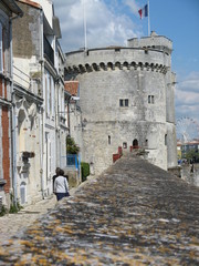 Charente-Maritime - Rue sur les murs et Tour de la chaine