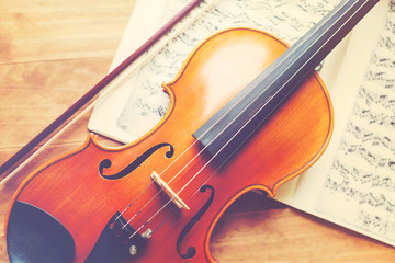 Fototapeta premium Violin on a wooden textured table