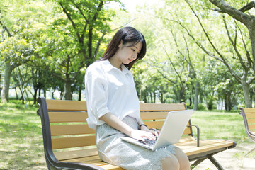 Obraz premium 公園 パソコン 女性