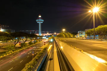 Photo sur Plexiglas Aéroport Singapore Changi Airport at night with air traffic control tower