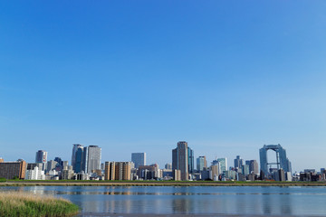 Naklejka premium 淀川と大阪キタの街並み