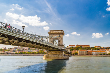 Naklejka premium Chain Bridge from the shore of Danube