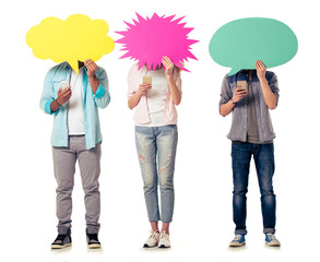 Naklejka premium Students with speech bubbles and gadgets