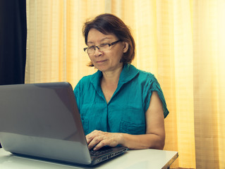 Women play a laptop happy.vinteg style