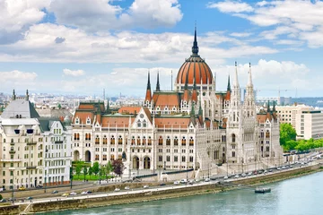 Rolgordijnen Hongaars parlement overdag. Boedapest. Uitzicht vanaf de rivier de Donau © BRIAN_KINNEY