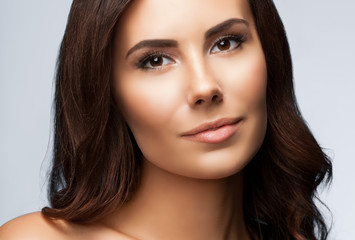 Obraz premium młoda kobieta z nagimi ramionami, na jasnoszarym tle