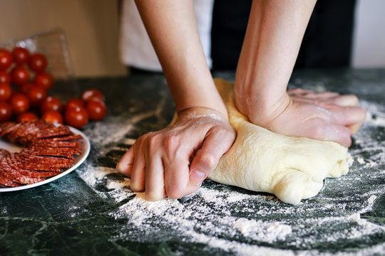 prepare pizza dough hand