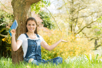 mädchen lernt unter einem baum