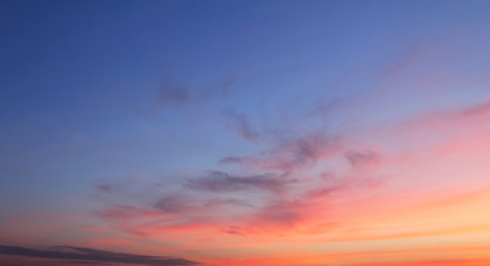 Fototapeta premium Naturalne tło kolorowe niebo i chmury, w czasie wschodu i zachodu słońca