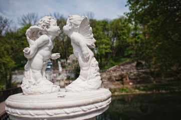 Fototapeta na wymiar Statue of two kissing cupids angels