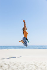 Frau hüpft am Strand © by-studio