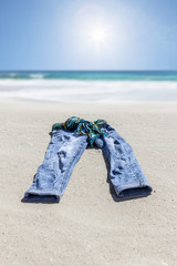 Fototapeta na wymiar Jeans am Strand