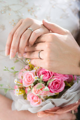 Obraz na płótnie Canvas Close up bride and groom hand ware wedding ring
