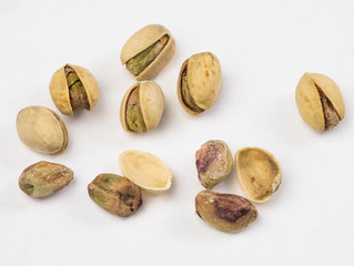 Pistachos aislados en fondo blanco