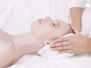 Obraz na płótnie Canvas a lady having a head massage at the spa