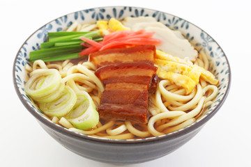 沖縄伝統の三枚肉そば