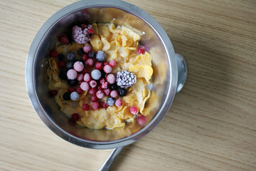 Frühstück Flakes und Früchte