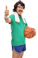 Naklejka premium Retro guy holding a basketball and thumb up