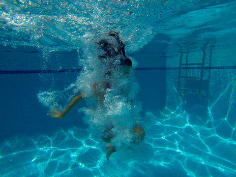 Plongeon dans la piscine