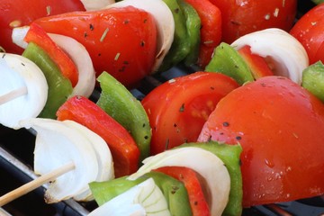 Brochettes de tomates, poivrons et oignons frais