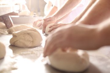 Obraz na płótnie Canvas Tradycyjny wypiek chleba w piekarni 