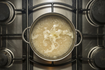 Cooking white rice in water with chicken stock