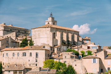 Obraz premium Ancient picturesque hill top village of Gordes in Provence, Fran