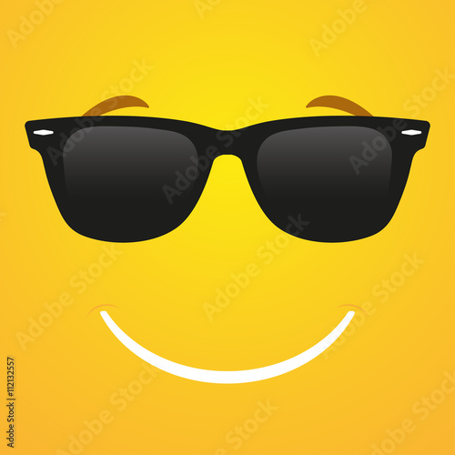 "Smile emoticon in sunglasses on a yellow background" Stockfotos und lizenzfreie Vektoren auf