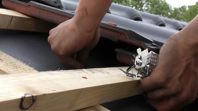 Dachdecker bei der Arbeit
(Dachdecker 11)
