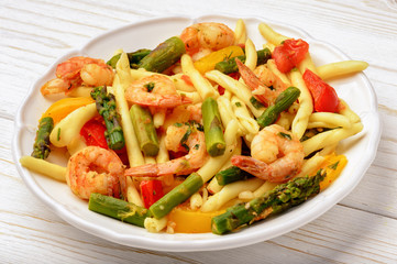 Italian pasta with shrimps, asparagus, paprika and tomatoes.